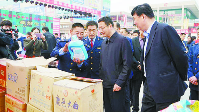 項城市消協(xié)、市工商局舉行國際消費者權(quán)益日宣傳活動