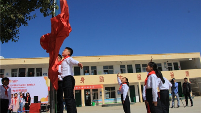 周口留守兒童的國(guó)慶節(jié)：敬隊(duì)禮、升國(guó)旗