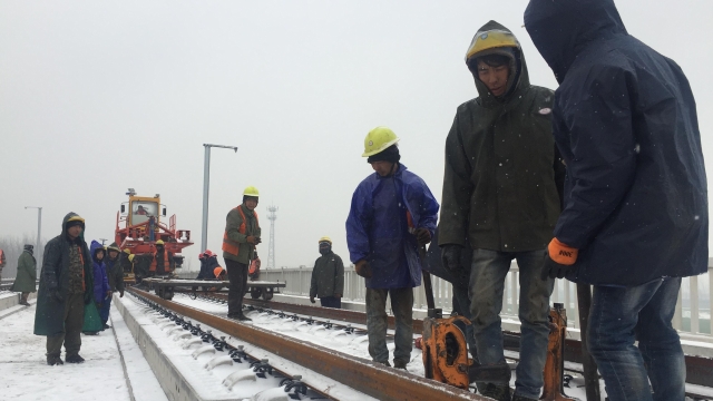 致敬！風雪中的高鐵建設(shè)者