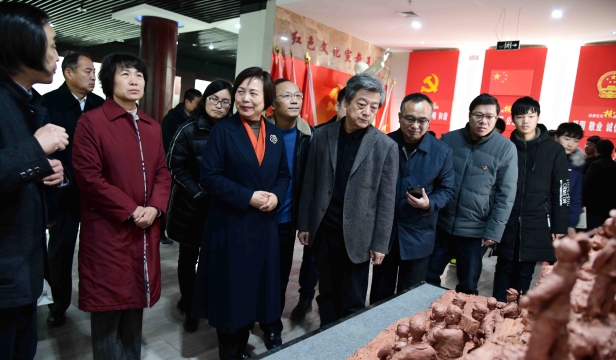 張振?！胺榛鹉甏扁x瓷泥塑藝術展在周口市文化中心展出