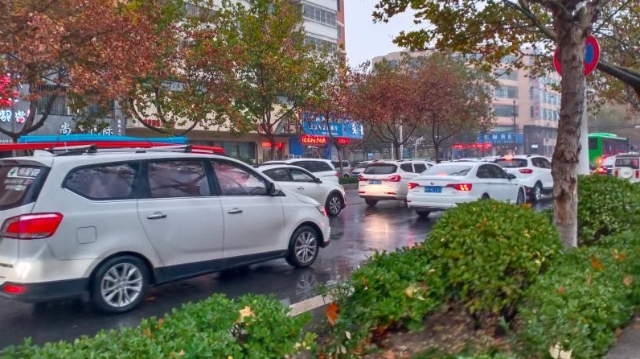 雨中道路擁堵，市民可繞行！