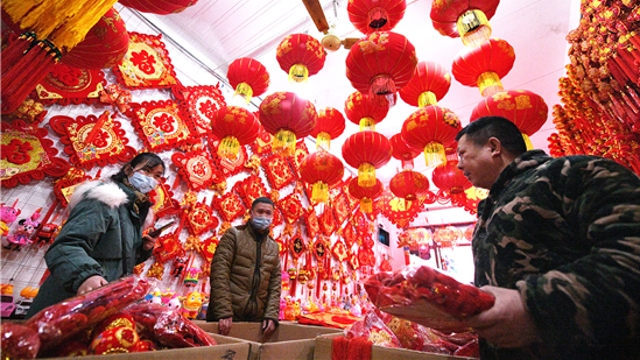 新年到！紅燈籠對(duì)聯(lián)市場(chǎng)俏